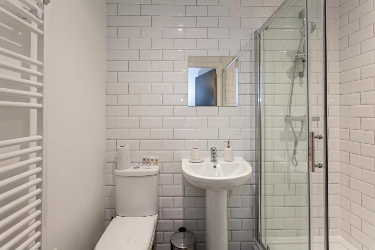 Stunning 2 Bed Flat 5Min To Old Trafford Stadium Manchester Buitenkant foto
