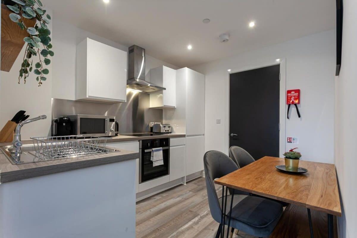 Stunning 2 Bed Flat 5Min To Old Trafford Stadium Manchester Buitenkant foto