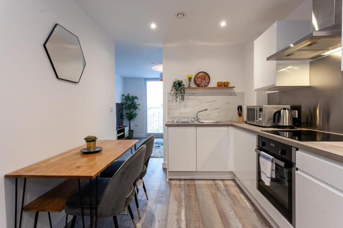 Stunning 2 Bed Flat 5Min To Old Trafford Stadium Manchester Buitenkant foto